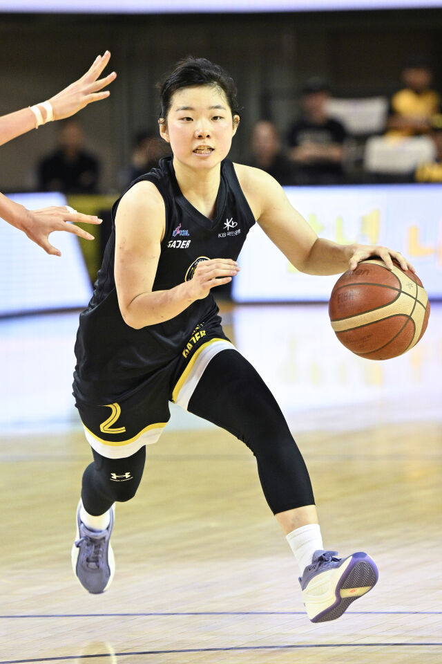 4일 청주체육관에서 열린 청주 KB스타즈와 부산 BNK 썸의 2026 KB국민은행 박신자컵 A조 조별리그 경기. KB스타즈 허예은이 드리블하고 있다./WKBL 제공