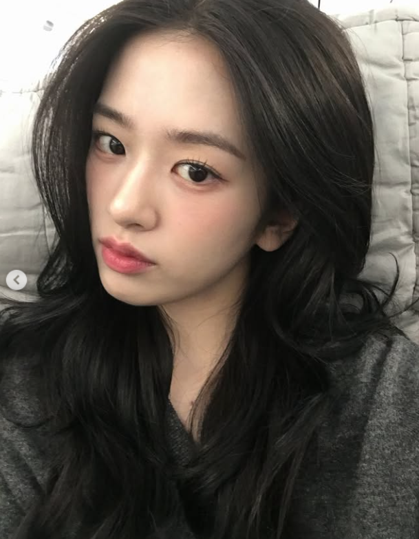 아이브 안유진은 지난 3일 자신의 SNS에 "paris is calling"이라는 글과 함께 여러 장의 사진을 게시했다. /안유진 소셜미디어