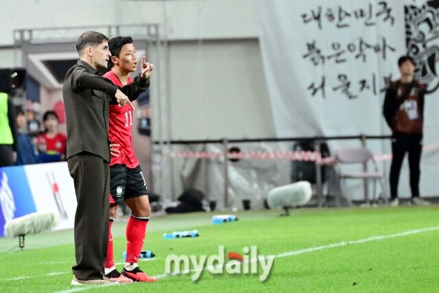 경기 전반 황희찬과 이야기를 나누는 모레노 감독