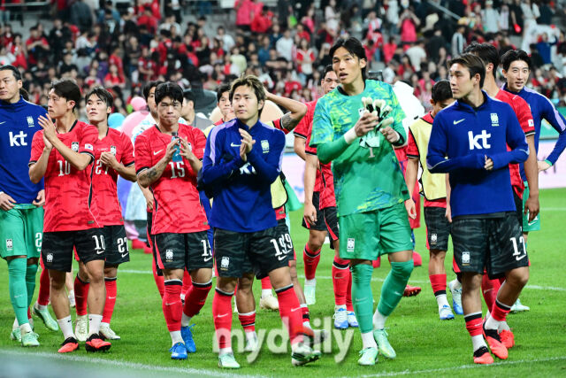 1-4로 패배한 축구대표팀이 팬들에게 인사를 하고 있다.
