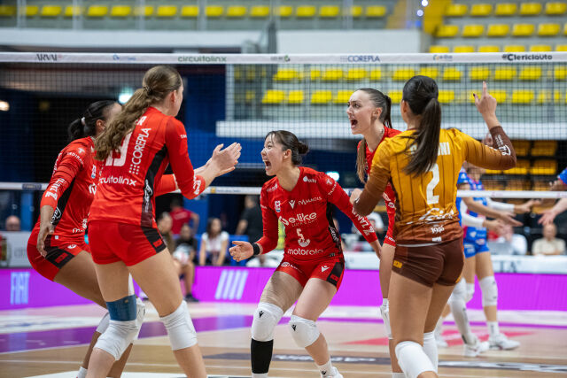 일본여자배구대표팀 주전 세터 세키 나나미(UYBA)가 5일(한국시각) 열린 노바라와 홈 경기 도중 팀 공격이 성공하자 팀동들과 함께 환호하고 있다./레가 볼리 페르미닐레(LVF) 공식 홈페이지 캡처