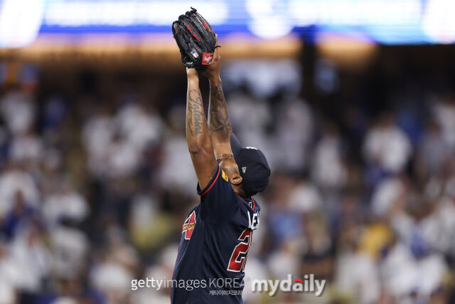 MLB 애틀랜타 마무리 투수 레이셀 이글레시아스가 5일(한국시각) 열린 LA 다저스와 내셔널리그 디비전시리즈 2차전 9회말 등판해 소속팀 승리를 지켜낸 뒤 세리머니를 하고 있다./게티이미지코리아
