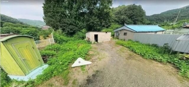 한 누리꾼이 '2026년 7월'로 표시된 로드뷰 캡처를 공개하며 방송 속 김민의 마당과 비교, 조작 의혹을 제기했다. / 온라인 커뮤니티