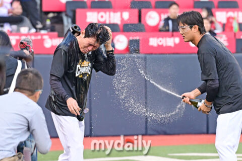 '타이브레이커는 없었다' KT, 안방서 정규리그 1위 확정&hellip;이강철 감독 "홈팬과 함께 해 더 기쁘다" [MD수원]