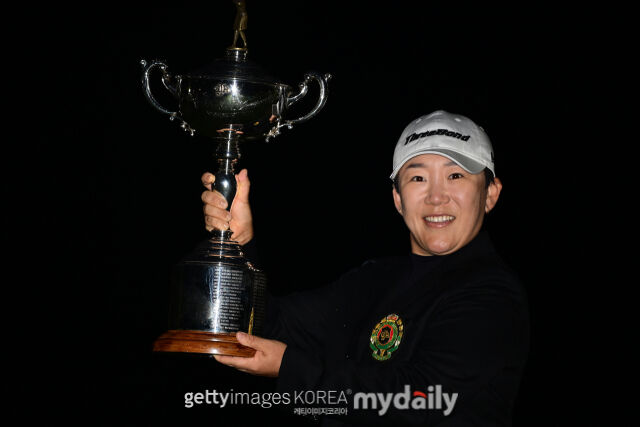 신지애가 4일 일본여자오픈선수권대회 우승컵을 들어올리고 있다./게티이미지코리아