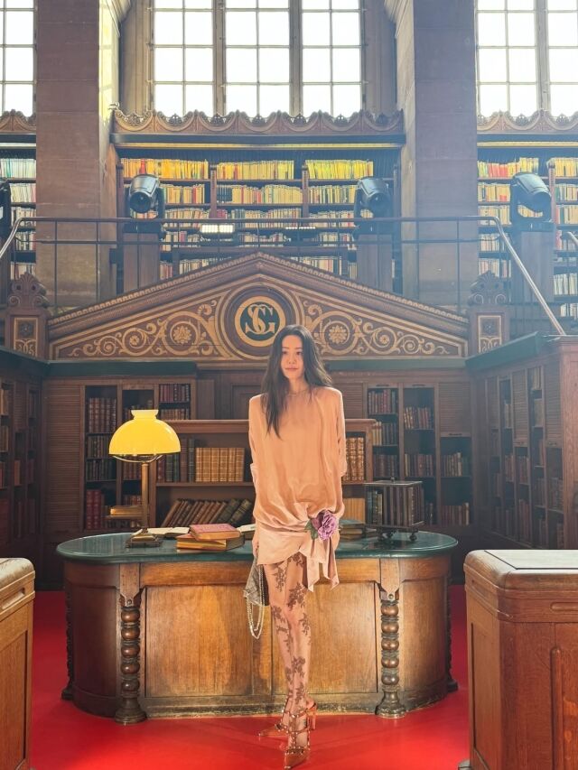 고현정이 프랑스 파리에서 화려한 패션쇼 일정부터 소탈한 식사 모습까지 공개하며 근황을 전했다. / 고현정 SNS