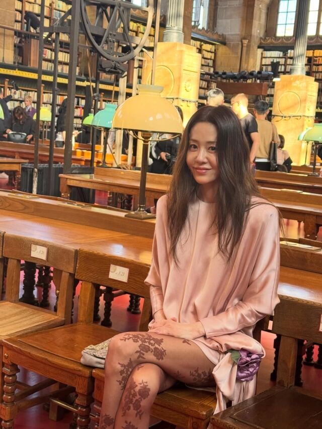 고현정이 프랑스 파리에서 화려한 패션쇼 일정부터 소탈한 식사 모습까지 공개하며 근황을 전했다. / 고현정 SNS