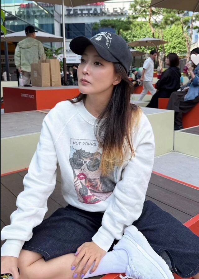 추석때 서울역 앞에 앉아 있는 김희선 /소셜미디어