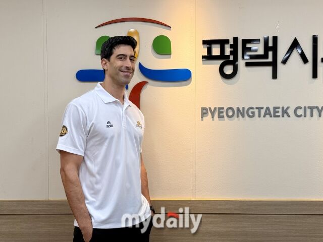 KB손해보험 새 사령탑인 이사나예 라미레스 감독이 5일 평택 남부문화예술회관에서 열린 출정식을 앞두고 사진 촬영에 임하고 있다./마이데일리
