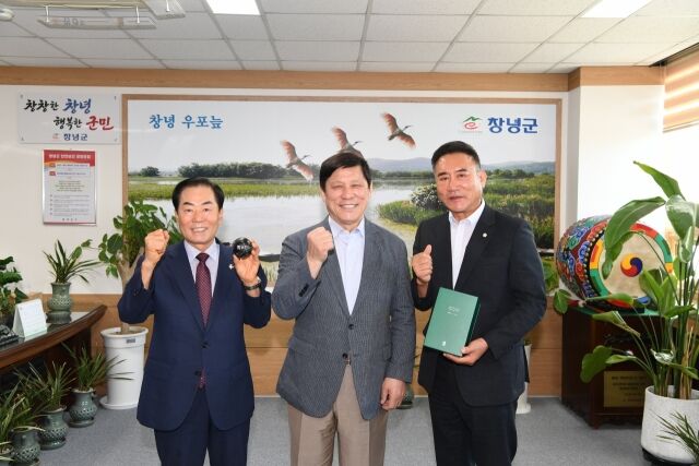 허구연 총재(가운데), 성낙인 창녕군수(왼쪽), 박재홍 창녕군의회 의장이 기념 사진을 찍고 있다./KBO