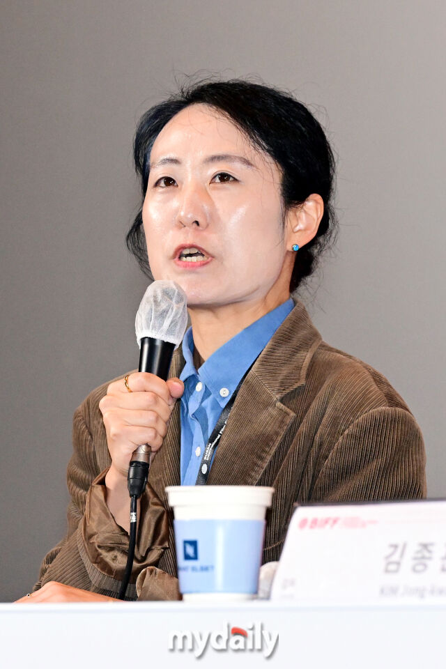 2026년 10월 6일 오후 부산 해운대구 영화의전당 중극장에서 진행된 제31회 부산국제영화제 개막작 '낮과 밤은 서로에게' 기자간담회에서 정지혜 프로그래머가 인사말을 하고 있다./곽경훈 기자 (kphoto@mydaily.co.kr)