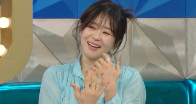 데뷔 31년만에 처음 연극 무대에 도전하는 최강희는 익숙하지 않은 연애 감정과 키스 장면을 자연스럽게 표현하기 위해 남다른 노력을 기울였다. / MBC 예능 '라디오스타'