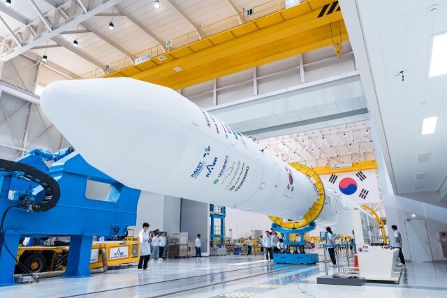 전남광주 고흥 나로우주센터 종합조립동에서 전날 관계자들이 누리호 발사대 이송 준비 작업을 하고 있는 모습. /한국항공우주연구원