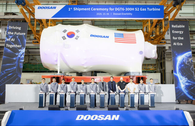 6일 두산에너빌리티 창원 본사에서 개최된 380MW 가스터빈 출하식에서 스페이스XAI 주요 관계자들과 손승우 파워서비스BG장(사진 가운데)을 비롯한 두산에너빌리티 임직원이 기념 촬영하고 있다. /두산에너빌리티