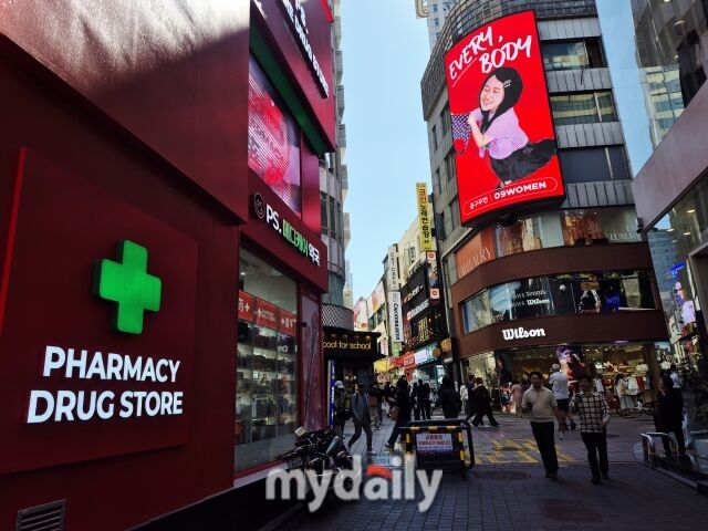 명동 중심가에 위치한 한 약국·드럭스토어 매장 외관. /방금숙 기자