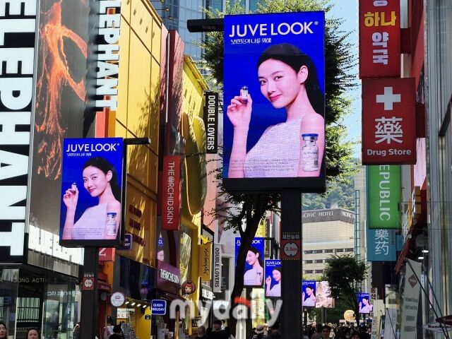 6일 오후, 명동 거리에 화장품 및 시술 브랜드의 대형 세로형 전광판과 약국 간판들이 화려하게 불을 밝히고 있다. /방금숙 기자