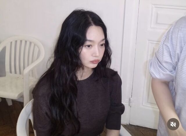 신민아가 프랑스 파리에서 변함없는 미모를 뽐냈다. / 신민아 SNS