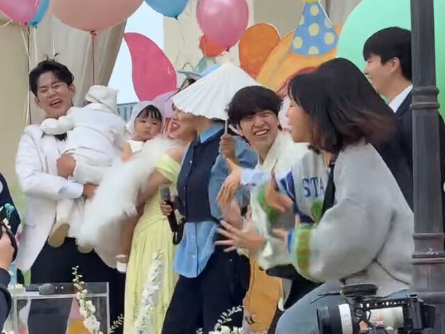 야외에서 이어진 2부 행사에서 조혜련이 축가를 부르고 있다. / 조혜련 소셜미디어