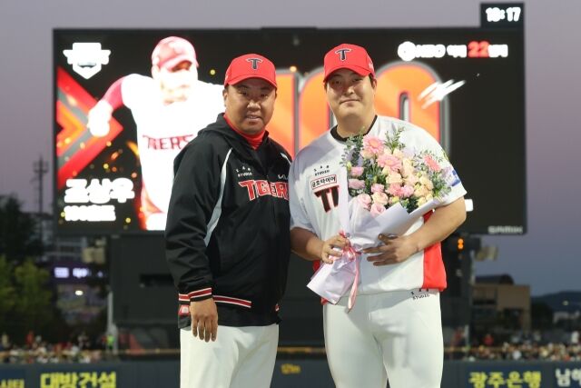 KIA 타이거즈 조상우가 6일 광주 KIA챔피언스필드에서 열린 삼성 라이온즈와의 홈 경기를 앞두고 100홀드 기념 시상식에 임했다./KIA 타이거즈 제공
