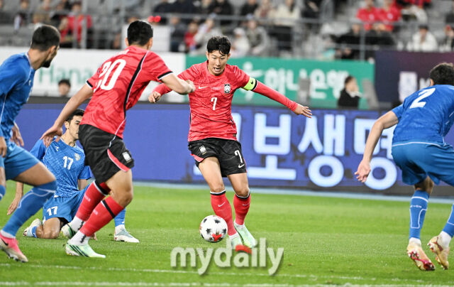 6일 오후 경기도 용인시 용인미르스타디움에서 진행된 축구 국가대표 친선경기 대한민국과 우즈베키스탄의 경기.<br><br>축구대표팀 손흥민이 돌파를 하고 있다.
