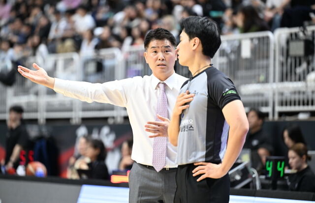 6일 오후 7시 수원KT소닉붐아레나에서 열린 수원 KT와 창원 LG의 경기. 조상현 창원 LG 감독이 심판에게 항의하고 있다./KBL 제공