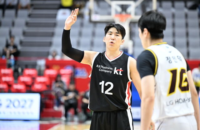 6일 오후 7시 수원KT소닉붐아레나에서 열린 수원 KT와 창원 LG의 경기. KT 문정현이 작전을 지시하고 있다./KBL 제공