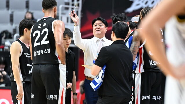 6일 오후 7시 수원KT소닉붐아레나에서 열린 수원 KT와 창원 LG의 경기. 문경은 KT 감독이 작전 지시를 하고 있다./KBL 제공