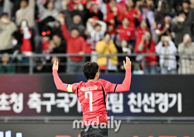 6일 오후 경기도 용인시 용인미르스타디움에서 진행된 축구 국가대표 친선경기 대한민국과 우즈베키스탄의 경기. 추구대표팀 손흥민이 전반 7분 선제골을 넣은 뒤 환호하고 있다./용인미르스타디움=송일섭 기자
