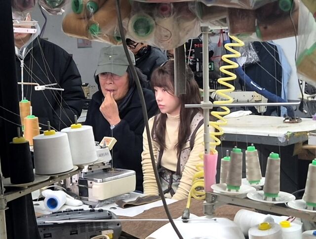 가수 겸 배우 조유리가 이창동 감독과 함께한 영화 '가능한 사랑' 비하인드 컷을 게재했다. / 조유리 소셜미디어