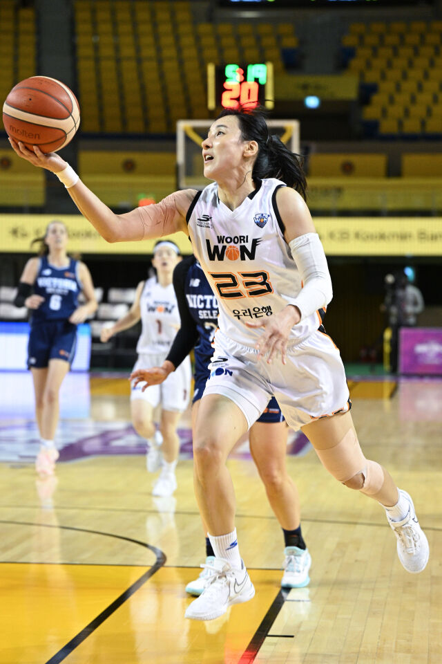김단비가 슛을 하고 있다./WKBL 제공