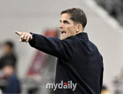 '우즈벡에 힘겨운 2-0 승리' 모레노 감독 "입히고자 하는 색깔 어느 정도 나와&hellip;이강인은 부상으로 인한 교체" [MD현장]