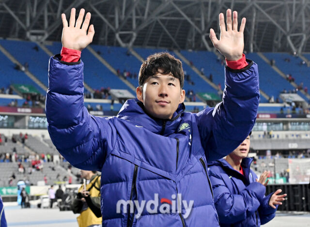 6일 우즈베키스탄과 경기를 마친 후 팬들에게 인사하는 손흥민. /용인미르스타디움=송일섭 기자