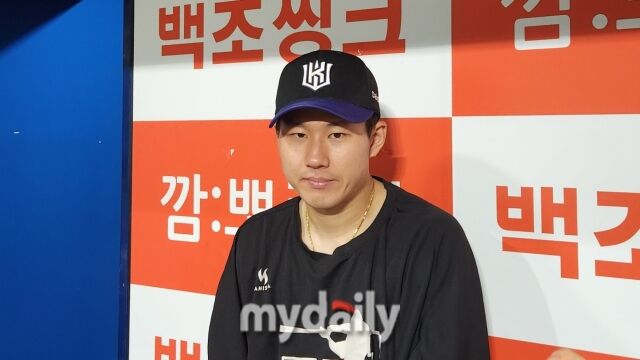 최원준이 10월 6일 서울 고척 스카이돔에서 열린 키움 히어로즈전을 마치고 취재진과 인터뷰를 하고 있다./고척=김경현 기자