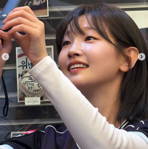 박소담은 지난 3일, 수원KT위즈파크에서 열린 경기 전 시구자로 나서 화제를 모았으며, 6일 자신의 SNS를 통해 대기실 비하인드 컷을 대거 공개하며 팬심을 자극했다./박소담 소셜미디어