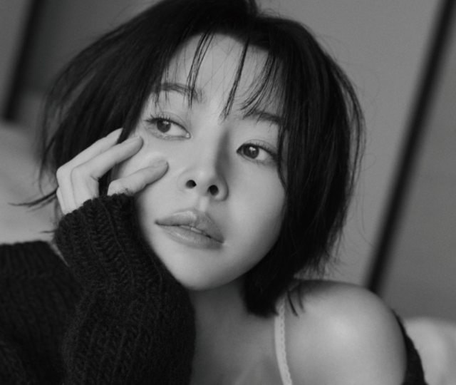 권나라는 최근 자신의 SNS를 통해 패션 매거진 마리끌레르 코리아와 함께한 화보를 공개했다. /권나라 소셜미디어, 마리끌레르 코리아