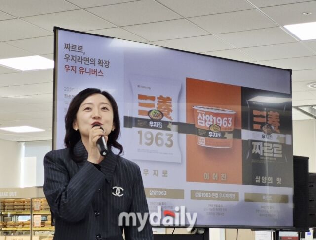 삼양식품 '짜르르' 미디어 시식회에서 채혜영 삼양식품 상품본부장이 '짜르르'가 우지 라면의 헤리티지를 잇는 '우지 유니버스'의 핵심 제품임을 소개하고 있다. /방금숙 기자