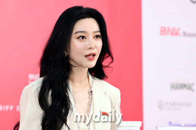 2026년 10월 7일 오후 부산광역시 해운대구 영화의 전당 기자회견장에서 진행된 ‘제31회 부산국제영화제(2026 BIFF) '미친 노인의 일기' '그녀가 말했다' 기자회견에서 판빙빙이 취재진의 질문을 듣고 있다./곽경훈 기자 (kphoto@mydaily.co.kr)