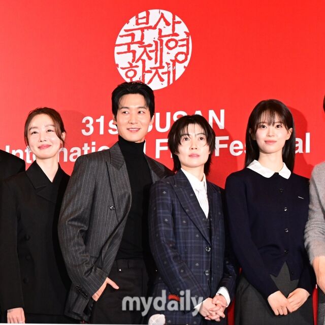 2026년 10월 6일 오후 부산 해운대구 영화의전당 중극장에서 진행된 제31회 부산국제영화제 개막작 '낮과 밤은 서로에게' 기자간담회에서 김종관 감독과 출연진들이 포즈를 취하고 있다. (왼쪽부터 김종관 감독, 김민하, 주종혁, 한선화, 장률, 심은경, 전소영, 김동휘)/곽경훈 기자(kphoto@mydaily.co.kr)
