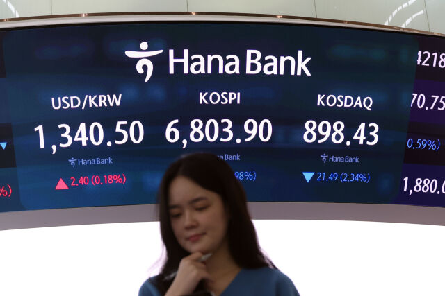 7일 서울 하나은행 본점 딜링룸에서 딜러들이 업무를 보고 있다. /뉴시스