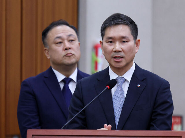 김찬호 CJ제일제당 대표가 7일 서울 여의도 국회에서 열린 농림축산식품해양수산위원회 국정감사(농림축산식품부 등)에서 위원장 질의에 답변하고 있다. 왼쪽은 이운익 삼양사 대표. /뉴시스