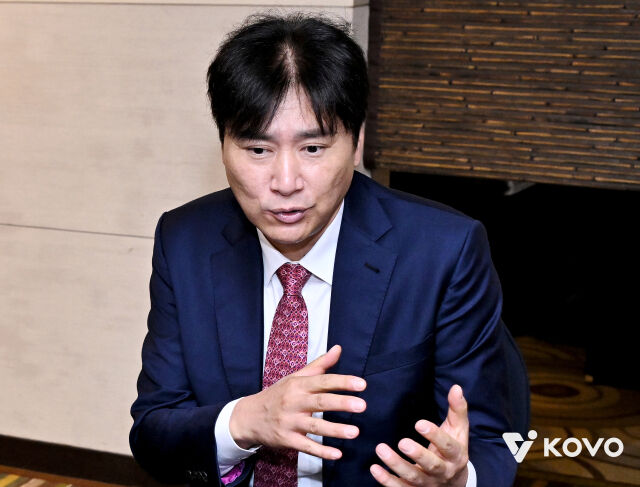 정관장 지휘봉을 잡게 된 권순찬 감독. 7일 호텔 리베라 청담에서 열린 미디어데이를 앞두고 취재진과 인터뷰를 진행하고 있다./한국배구연맹 제공