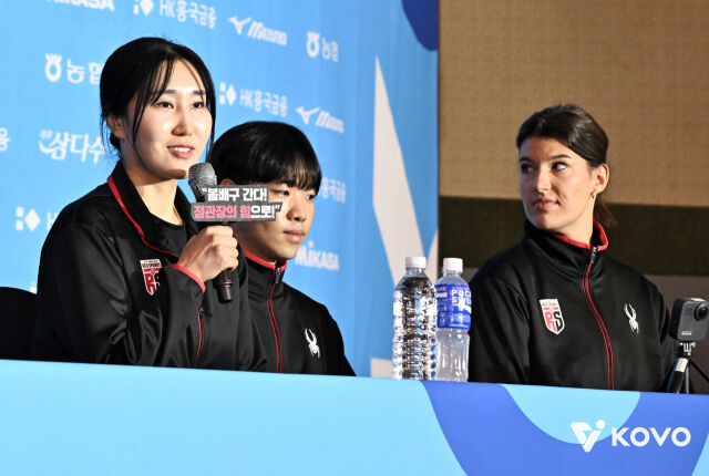 7일 호텔 리베라 청담에서 열린 2026~2027 프로배구 여자부 미디어데이에 참석한 정관장 세터 염혜선과 외국인 선수 부키리치./한국배구연맹 제공