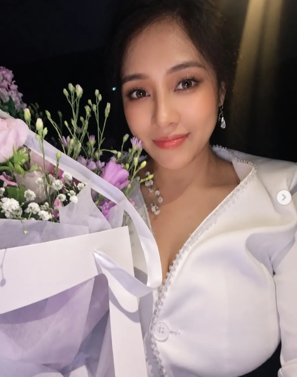오는 12일 인천 선학야구장에서 열리는 코누배 제20회 한스타 연예인 야구대회 1차 토너먼트 결승전 경기에 앞서 가수 겸 뮤지컬 배우 소냐가 시구를 할 예정이다. /소냐 소셜미디어