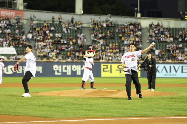 LG 트윈스는 7일 잠실구장에서 열린 두산 베어스와 홈 경기에 팀 레전드인 박용택 해설위원과 이병규 퓨처스팀 감독을 시구자로 초청했다./LG 트윈스 제공