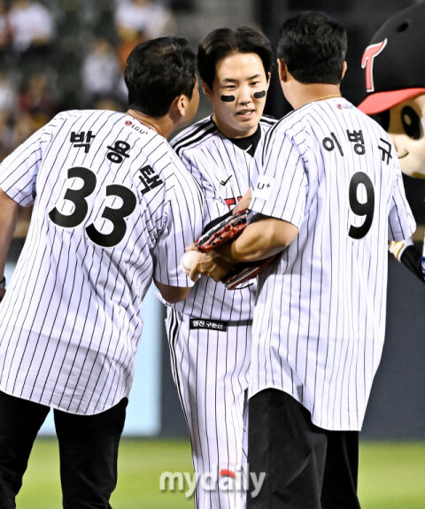 [MD포토] 박용택-이병규, '임찬규에 승리비법 전수중'