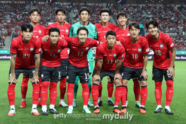 축구대표팀 선수단이 2026년 9월 서울월드컵경기장에서 열린 우루과이와의 평가전을 앞두고 기념촬영을 하고 있다./게티이미지코리아