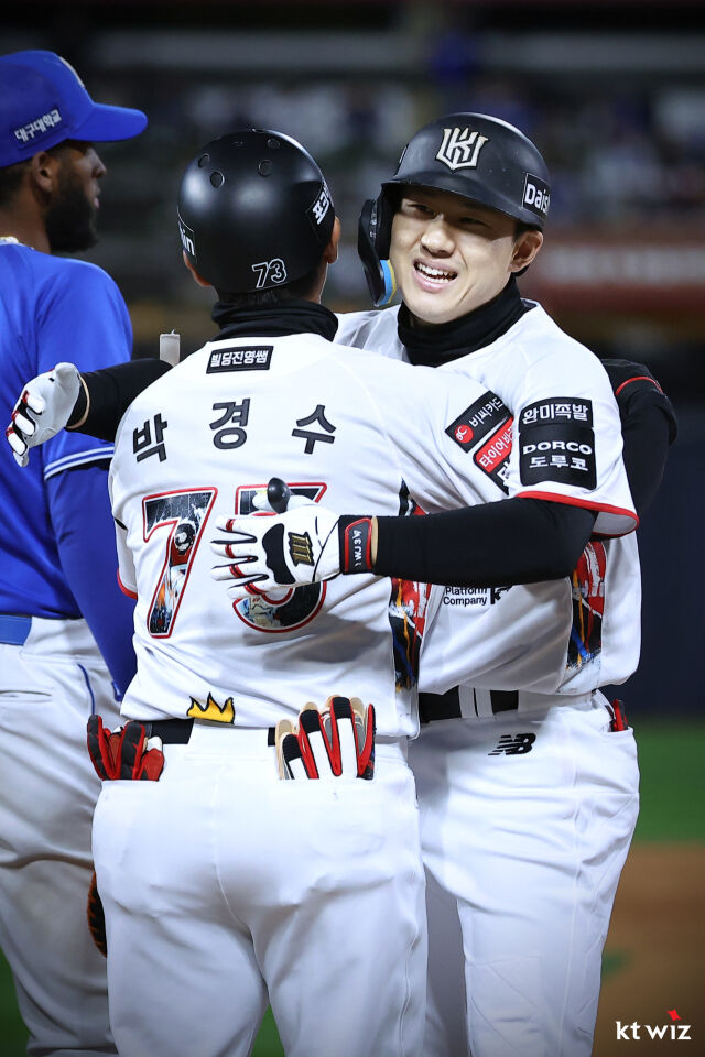 최원준이 10월 7일 수원 KT 위즈파크에서 열린 삼성 라이온즈전 단일 시즌 최다 안타 신기록을 쓰고 세리머니를 하고 있다./KT 위즈 제공