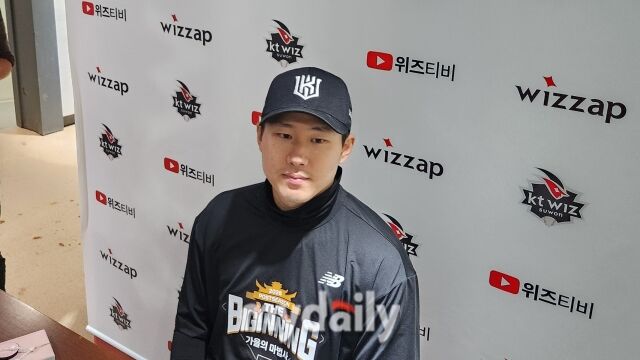 최원준이 10월 7일 수원 KT 위즈파크에서 열린 삼성 라이온즈전 취재진과 수훈 선수 인터뷰를 하고 있다./수원=김경현 기자