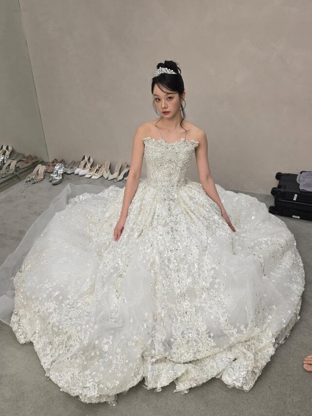 혜리가 순백의 드레스 자태로 팬들의 시선을 사로잡았다. / 혜리 SNS