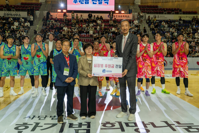 한기범 회장(앞 오르쪽)이 심장병 후원금을 전달하고 있다. /한기범 희망나눔 제공